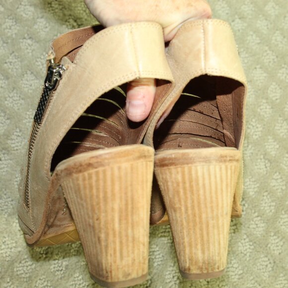 Donald J Pliner Women's 7.5M Light Tan Strappy 3" Stacked Heels - Picture 5 of 7